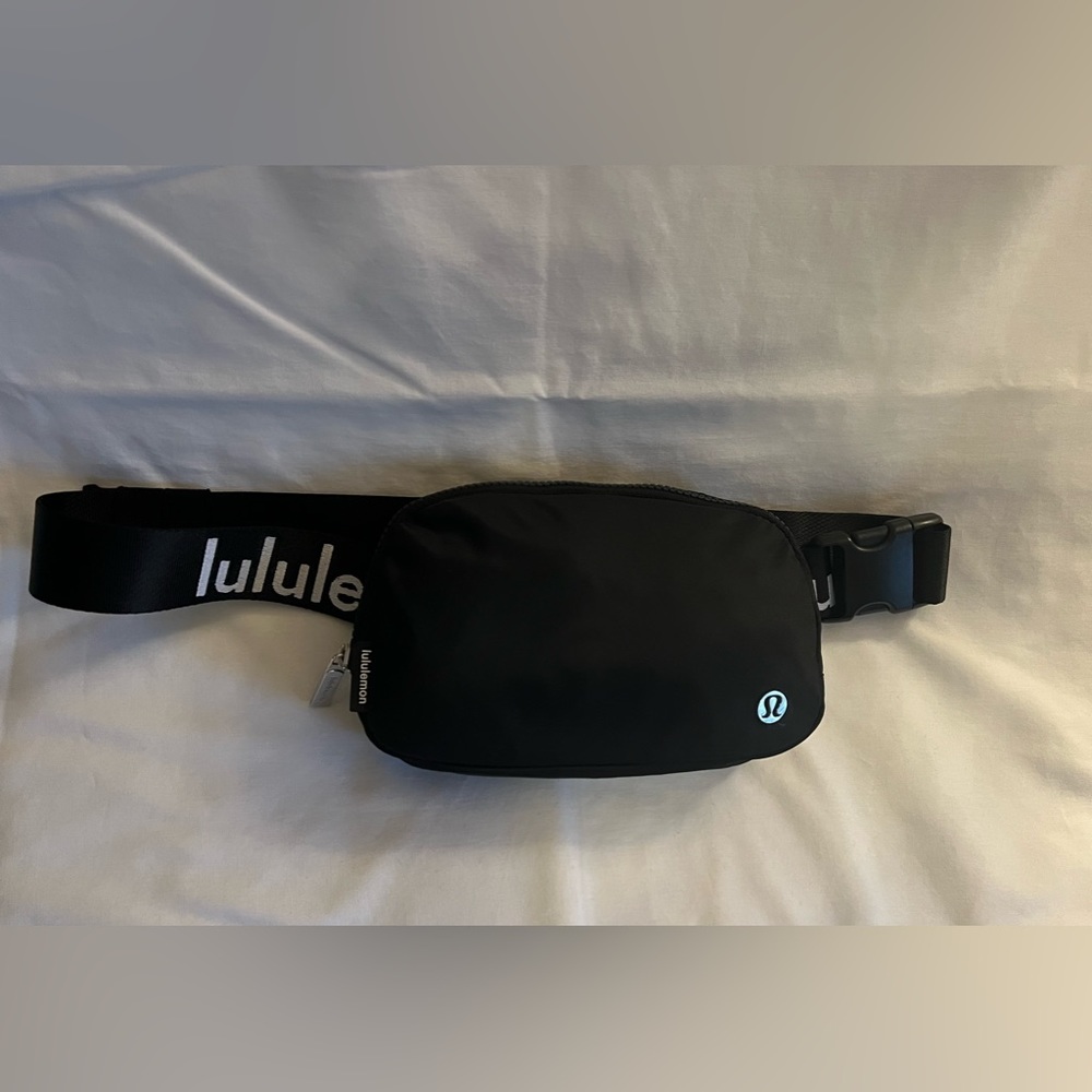 Lululemon Everywhere Belt Bag 1L Extended Logo Strap - EUC